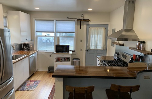 Livingston Apartment | Downtown 2 bed/1 bath with deck and back yard