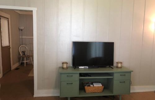 Wabash House | Downtown 2 Bedroom Cottage, Sleeps 6, Walking Distance to Honeywell, Downtown Restaurants, Shopping