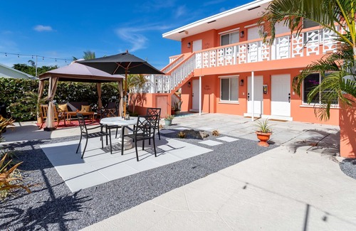 Mango Groves Condo | Downtown! 2 Bedroom with POOL! Close to BEACH and RESTAURANTS!