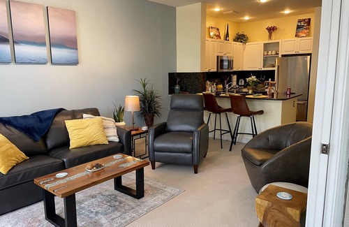 Belltown Condo | Downtown, 2 BR,WATER VIEW. 98% Walk Score! FREE Pkg-Hot Tub, Pool, weight room