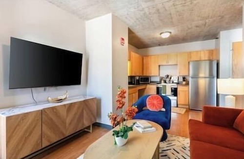 The Loop Condo | Downtown 2bd #6 +Gym near Park, Lake, Museums