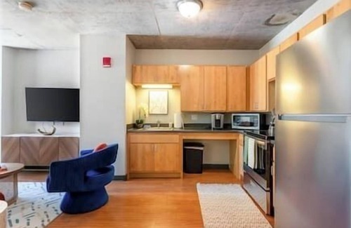 The Loop Condo | Downtown 2bd #6 +Gym near Park, Lake, Museums
