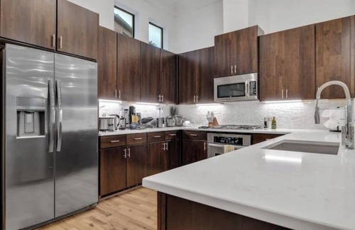 Downtown Dallas House | Downtown~3 Bedroom Ensuite~Walkscore 88~Convention