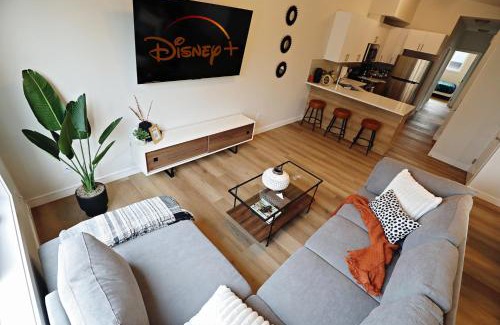 North Central Edmonton House | Downtown 3 Queen Beds,Double Garage,Disney+