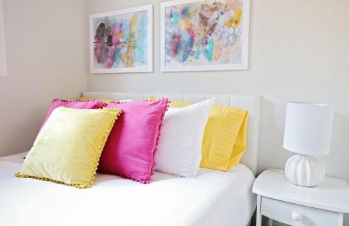 North Central Edmonton House | Downtown 3 Queen Beds,Double Garage,Disney+