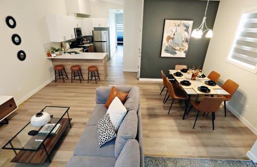North Central Edmonton House | Downtown 3 Queen Beds,Double Garage,Disney+