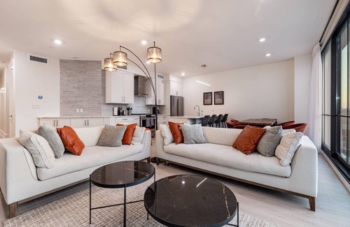 Central Business District Apartment | Downtown 3BR/3BA w/Balcony Near French Quarter