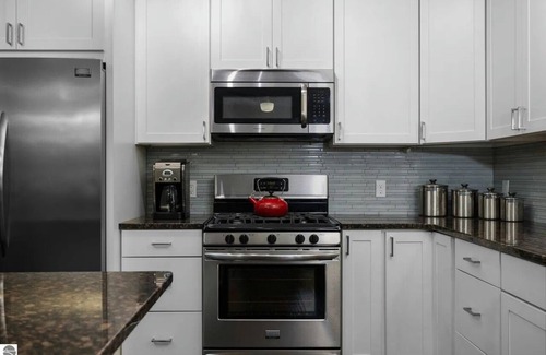 Traverse City Condo | Downtown 4 Bed, 2-bedroom condo in amazing Traverse City