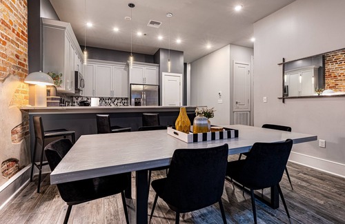 Arts/Warehouse District Apartment | Downtown 4BR | Private Outdoor Patio | King Beds | The St. Louis
