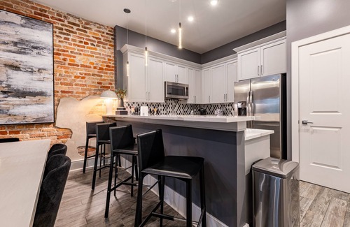 Arts/Warehouse District Apartment | Downtown 4BR | Private Outdoor Patio | King Beds | The St. Louis