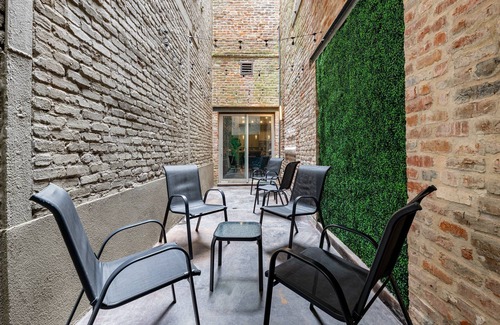 Arts/Warehouse District Apartment | Downtown 4BR | Private Outdoor Patio | King Beds | The St. Louis