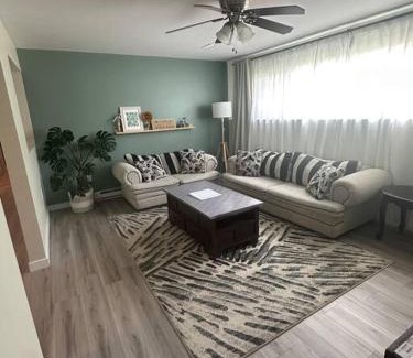 Golden Apartment | Downtown Alpine Suite