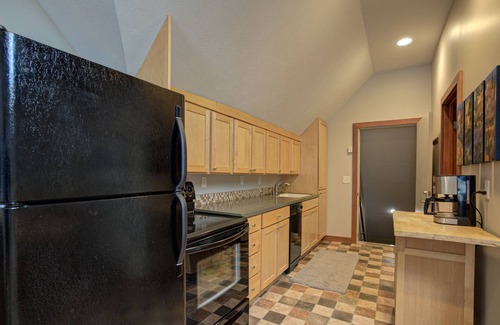 Holland Apartment | Downtown Apartment Perfect for Extended Stays
