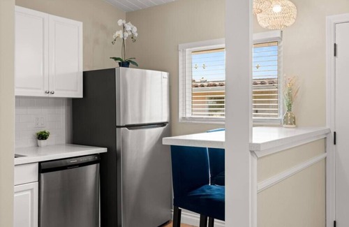 West Beach Apartment | Downtown apt recently remodeled!