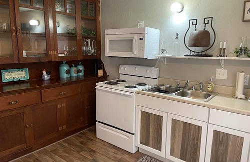 Guthrie Apartment | Downtown Apt. Wi-FI. Pets OK!