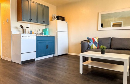 Mount Oliver Apartment | Downtown Area 2 Beds + Sofa bed, Sleep 6, Stylish