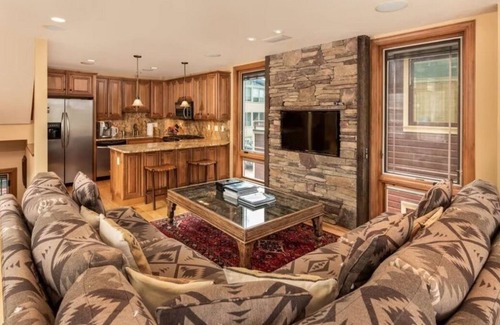 Aspen Condo | Downtown Aspen 3BR - 0-2 Blocks to Silver Queen Gondola w/hot tub!