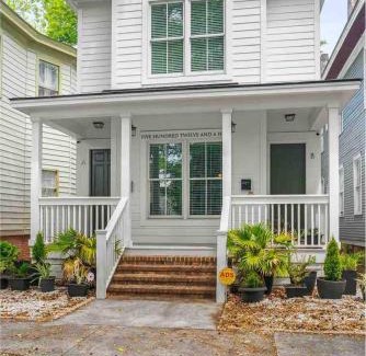Dixon Park Apartment | Downtown at The Peach House Dogs Welcome Fully Fenced Yard and Off-street Parking