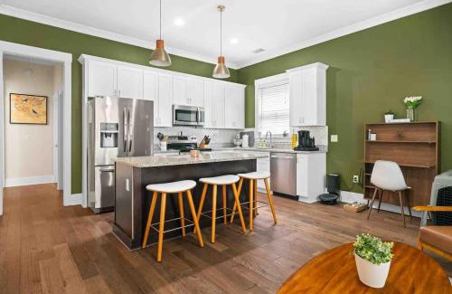 Dixon Park Apartment | Downtown at The Peach House Dogs Welcome Fully Fenced Yard and Off-street Parking