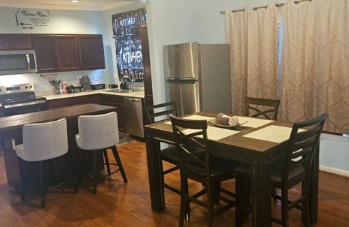 Atlanta House | Downtown Atl Furnished Room - Private Bath - Walk to The Benz, Aquarium & GWCC
