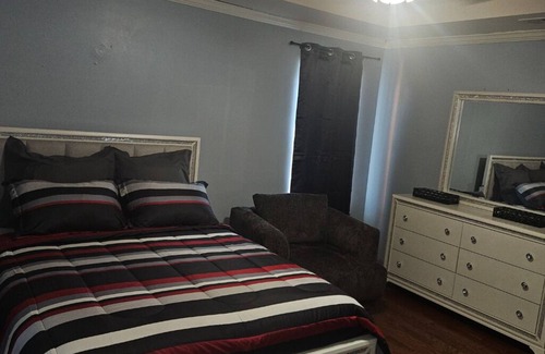 Atlanta House | Downtown Atl Furnished Room - Private Bath - Walk to The Benz, Aquarium & GWCC