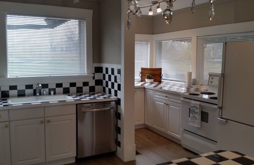 South Central House | Downtown Beach Charming Heritage Beach House nLicence #4083434