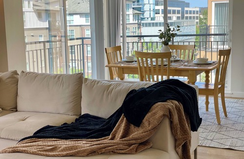 Northwest Bellevue Apartment | Downtown Bellevue 2BR w/Parking Spot