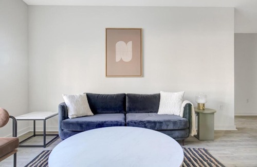 West Bellevue Apartment | Downtown Bellevue 2BR w WD Storage nr Shops SEA-221