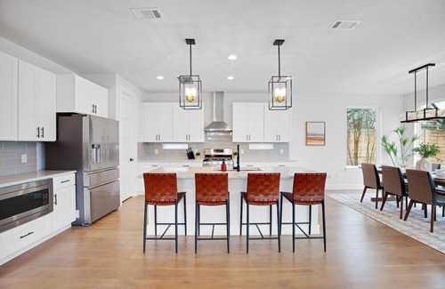 MLK House | Downtown Bliss: Modern 4-Bedroom Retreat w/Hot Tub