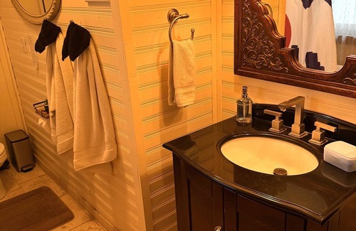 Glenwood Springs Bed & Breakfast | Downtown BnB King Bed Clawfoot Tub & Hot Tub