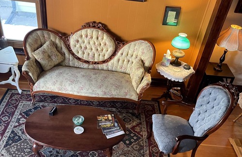 Glenwood Springs Bed & Breakfast | Downtown BnB King Bed Clawfoot Tub & Hot Tub