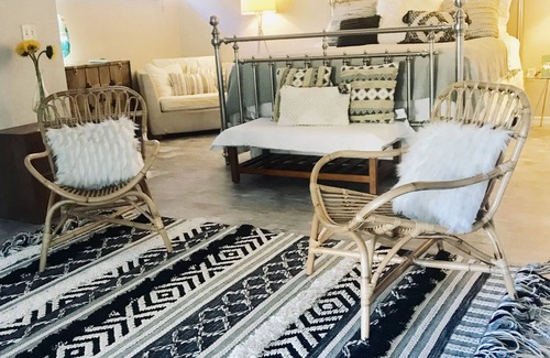 Alta Vista Apartment | Downtown Boho Garden Suite, 10 minutes to Lido beach