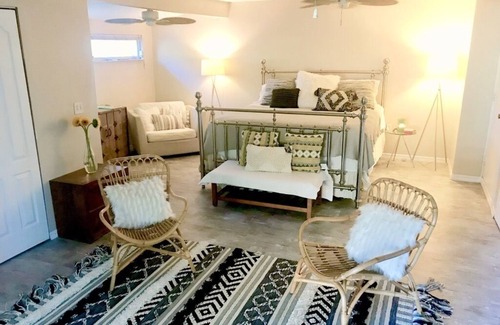 Alta Vista Apartment | Downtown Boho Garden Suite, 10 minutes to Lido beach