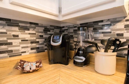 West Side Historic District House | Downtown Brews & Clues~$375 Free Activities Daily