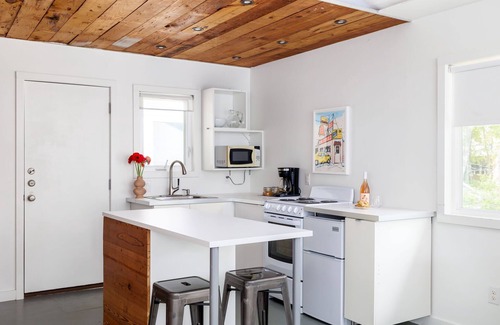 Hyde Park Apartment | Downtown, Bright | Pastel Casita