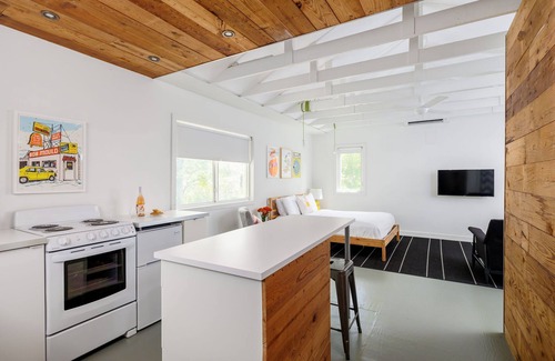 Hyde Park Apartment | Downtown, Bright | Pastel Casita