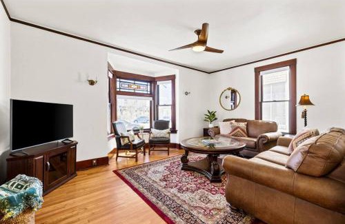 East End House | Downtown Bungalow with Geothermal Hot Spring