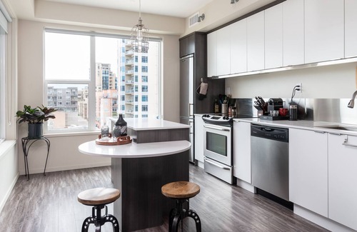 Kelowna Central Business District Condo | 🏝Downtown By The Lake 🏝