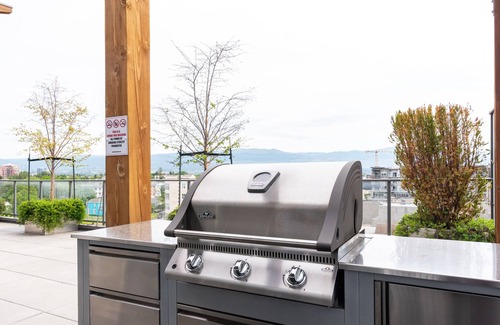 Kelowna Central Business District Condo | 🏝Downtown By The Lake 🏝