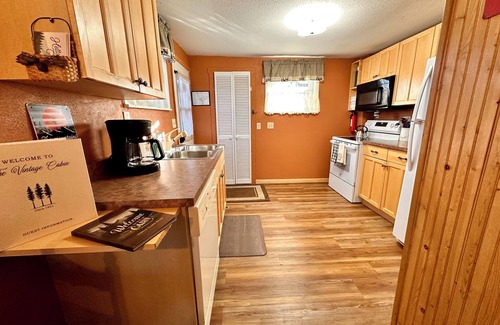 Estes Park Cabin | ♥ Downtown Cabin Oasis, hot tub, fireplace, AC, WD, walk to town, 5 mins to RMNP