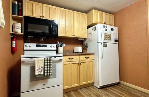 Estes Park Cabin | ♥ Downtown Cabin Oasis, hot tub, fireplace, AC, WD, walk to town, 5 mins to RMNP