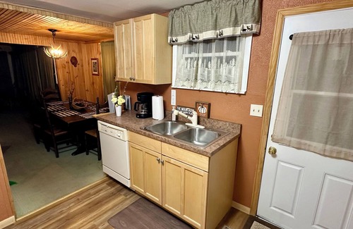 Estes Park Cabin | ♥ Downtown Cabin Oasis, hot tub, fireplace, AC, WD, walk to town, 5 mins to RMNP