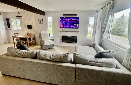 Calabogie House | Downtown Calabogie vacation getaway. Walking distance to so much ! w/Hottub