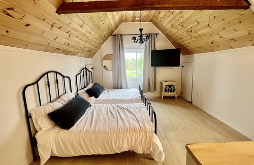 Calabogie House | Downtown Calabogie vacation getaway. Walking distance to so much ! w/Hottub