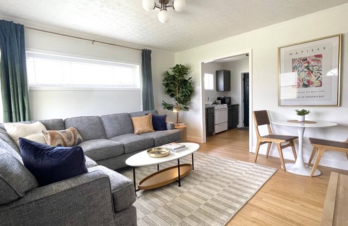 Carbondale Condo | Downtown Carbondale. Cozy and Cheery Abode - NEW-