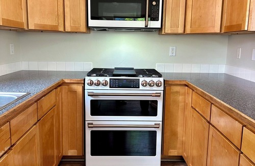 Carbondale House | Downtown Carbondale Duplex with Enclosed Yard, no cleaning fee