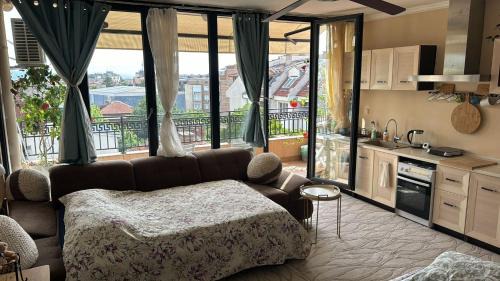 Kazanlak Apartment | DOWNTOWN Central Apartment Guesthouse with Full Kitchen, Panoramic Views, Self Check-in & Free Parking, Kazanlak Best!