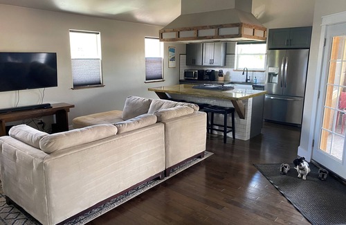 Grand Junction Apartment | Downtown! Charming 2-bedroom apartment in wonderful Grand Junction with WiFi, AC