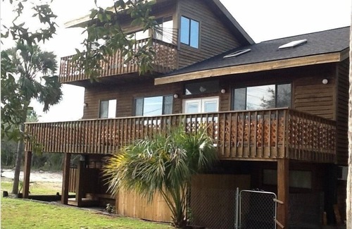 St. George Island House | Downtown, close to the beach, pet friendly!