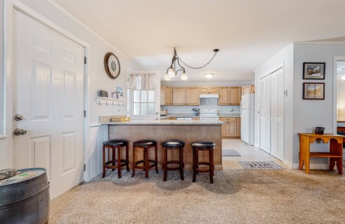 North Conway Condo | Downtown condo close to Saco River with streaming, AC, washer/dryer, kitchen